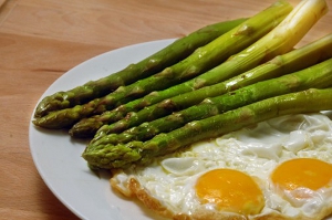 LE NOSTRE (VOSTRE) RICETTE: Uova con gli asparagi